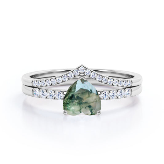 Lovely Antique 1.3 carat Heart shaped Moss Green Agate and diamond contoured wedding ring set in White gold